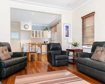 Park Rise Cottage - Busselton - Living room