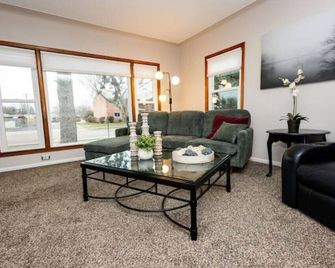 minutes away from Lake St. Clair parking for boats/trailers weekly/monthly rates - Roseville - Living room
