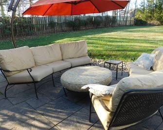 Premier Host: Cozy Family Cottage . - Springfield - Patio