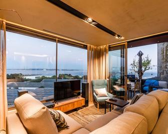 The Minipenthouse Terrace & Spa - Paço de Arcos - Living room