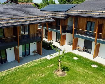 Das Exter - modernes Self Check-in Hotel am Chiemsee - Ubersee - Будівля