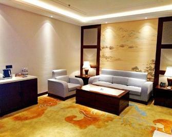 Century Dynasty Hotel - Hinggan - Living room