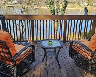 Cozy Lakehouse Private Setting - Lake Front View - North Vernon - Balcony