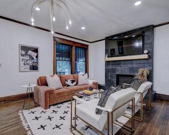Downtown Tulsa’s Emerald on Carson - Tulsa - Living room