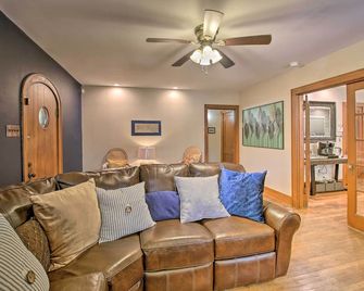 2 Mi to Central Ave Quaint Hot Springs Home! - Hot Springs - Living room