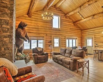 Stunning Mountain Views Livingston Cabin with Deck! - Livingston - Living room