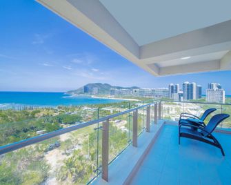 Coconut Wind Island Family Vacation Apartment (Sanya Dadonghai Half Mountain Peninsula Branch) - Sanya - Balcony