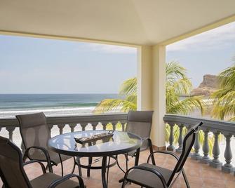 Beach Front Hacienda Iguana Villa A19 3bd/2ba - El Gigante - Balcón