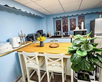 Studio Close to Beach, Boston, Logan Airport & Train Station - Revere - Dining room