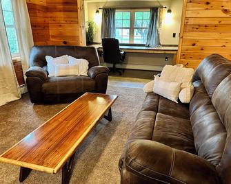 House 20 Minutes from Elk Viewing and 5 Minutes from Local Restaurants! - Saint Marys - Wohnzimmer