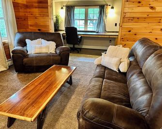 House 20 Minutes from Elk Viewing and 5 Minutes from Local Restaurants! - Saint Marys - Sala de estar