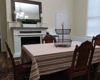 Historic three-bedroom house in Hearne, Texas. - Hearne - Jídelna