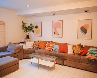 Private and quiet room with access to back yard - Brooklyn