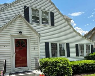 Charming 2-bedroom house w AC in West Jamestown close to Chautauqua Lake. - Jamestown - Edificio