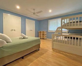 Fully Fenced, Waterfront with Private Jetty - Redland - Quarto