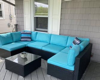 Newly renovated cozy lakefront cottage with AC on very quiet Honeoye Lake. - Honeoye - Patio