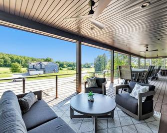 This house is a 5 bedroom(s), 4.5 bathrooms, located in Elkhart Lake, WI. - Elkhart Lake - Balcón