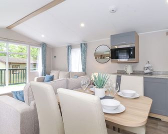 Elton's Escape - Windermere - Dining room