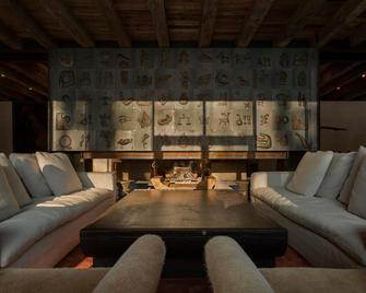 Rooms Hotel Kokhta - Bakuriani - Living room