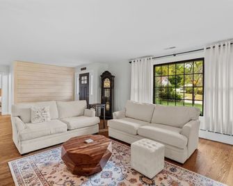 Andover in-town, 3-bedroom furnished home, single level living & 2-car garage - Andover - Wohnzimmer