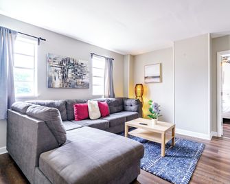 Jungle House Modern Lofts - Arena District & Short North - Columbus - Living room