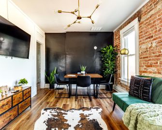 Jungle House Columbus - Luxury Downtown Homes Free Parking - Columbus - Huiskamer