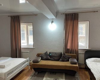FiveSeasons Inn - Almaty - Schlafzimmer