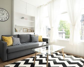 Greenstar Apartments - Dundee - Living room