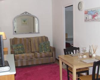 Les Mezerais Rural 1 Bed Private Cosy Gite Sleeps 2 - Gorron - Restaurante