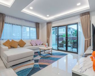 Southern Peak Pool Villa Huay Yai Pattaya - Bang Lamung - Pokój dzienny