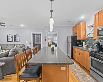 2br Burlington Apartment! - Burlington - Cocina