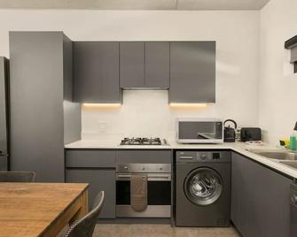 2 Bed Hyde Park Apartment| Netflix| Wifi - Rosebank - Kitchen