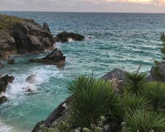 Palmsprings Accommodations - 2 Bedroom Apt., Near Horseshoe Bay - Southampton