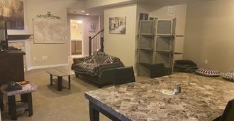 3 Bedrooms, Living Room, Kitchen For Rent In Beautiful House & Great Location - Colorado Springs - Living room