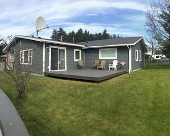 3 bed 2 bath house w/ covered parking spot and fenced backyard. - Kodiak - Building