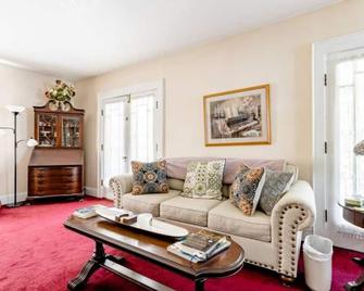 Beautiful Large Colonial Home - Syracuse - Living room