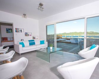 Cliff House - Simpson Bay - Huiskamer