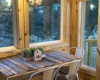 Coach’s Quarters - The Clubhouse - Spend night in the trees!! - Waco - Dining room