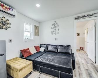 Cozy Tiny Homes Green - Rhome - Living room