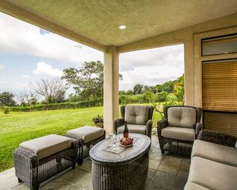 Island Sunset Villa: Your Maui Escape with Ocean & Stunning Sunsets Views - Kula - Patio