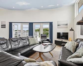 Beautiful home in Ringkøbing with sauna - Ringkøbing - Wohnzimmer