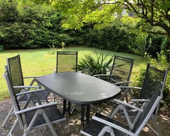 Ferienwohnung mit Garten in Köln - קלן - פטיו