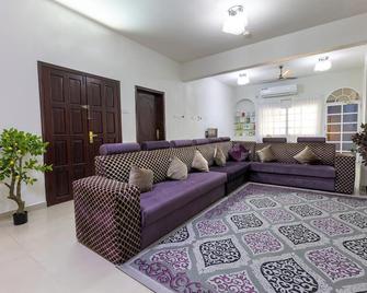 Family Villa -in serene Seeb with Large Garden - Seeb - Living room