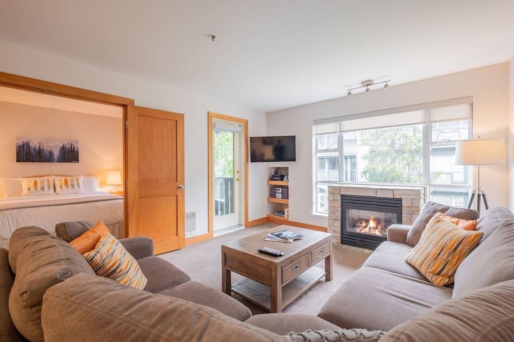 Blackcomb Ski-in/out | Smart TV | Gas fireplace - Whistler - Living room