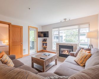 Blackcomb Ski-in/out | Smart TV | Gas fireplace - Whistler - Living room