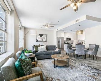 Modern & Fully Furnished Apartments in the Heart of the City - New Orleans - Living room