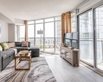 Corner 2 Bedroom 2 Bathroom Condo Balcony Iceboat Terrace Downtown Toronto - Toronto - Living room