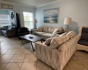 Great Prices! Beautiful Barefoot Beach! - Indian Shores - Living room