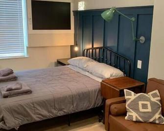 Refined Studio New Construction 1 Mile From Town - Pittsburgh - Bedroom
