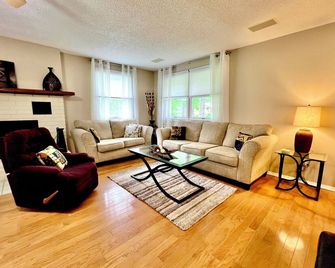 Spacious 3 bed, 2 bath home, 5 min to town square, close to Baxter Hospital - Mountain Home - Obývací pokoj